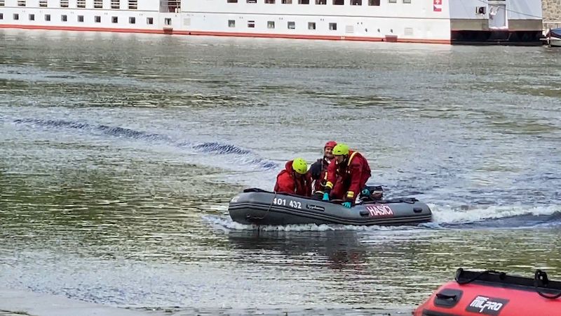 Z mostu v Praze skočil 24letý mladík. Hodinová resuscitace nepomohla